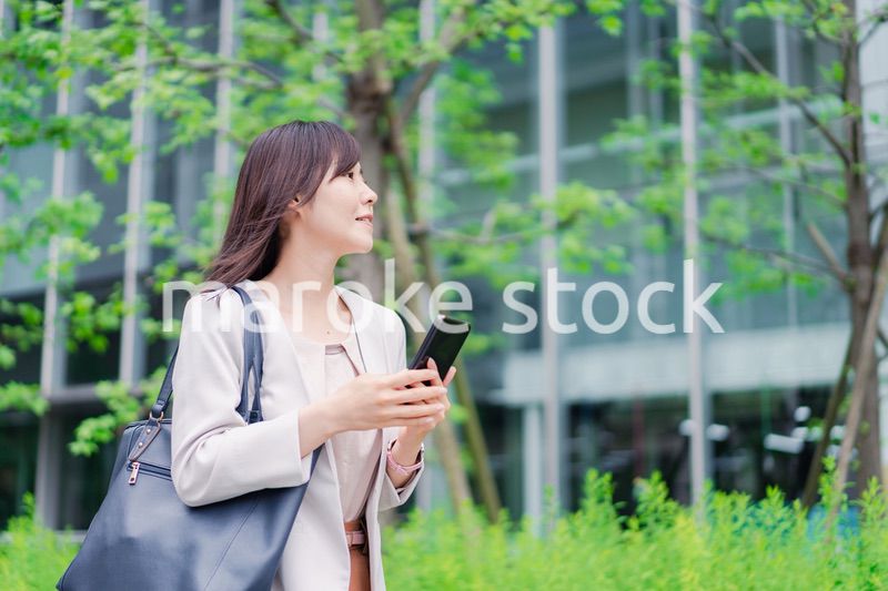 歩きスマホをするビジネスウーマン