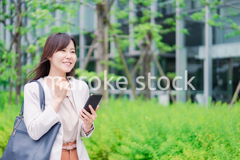 歩きスマホをするビジネスウーマン