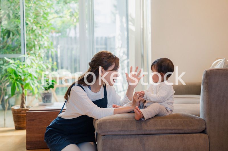 赤ちゃんの面倒を見るベビーシッター