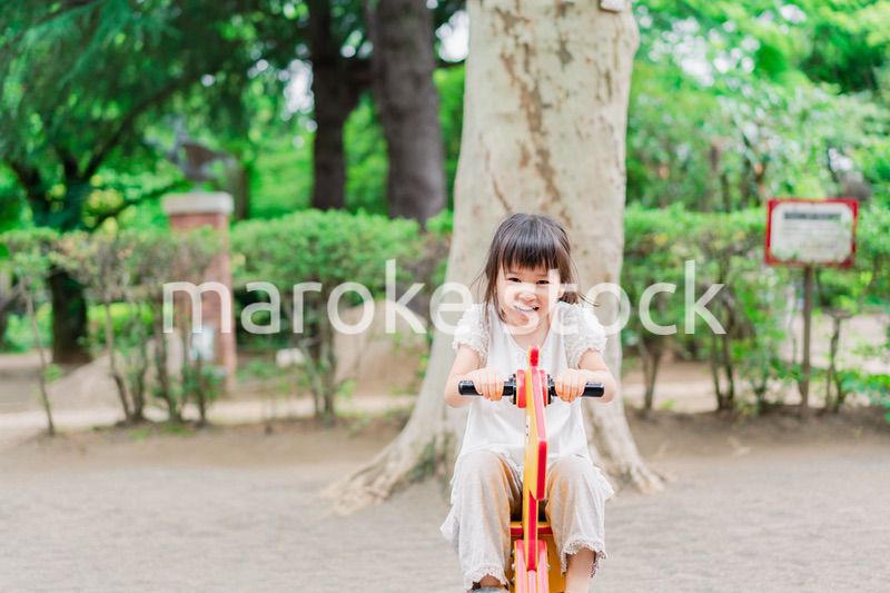 公園で遊ぶ小さな女の子