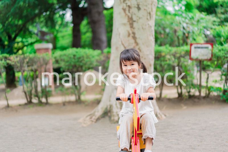 公園で遊ぶ小さな女の子