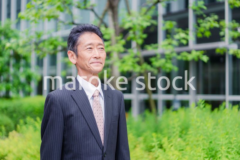 退職後に再就職する男性