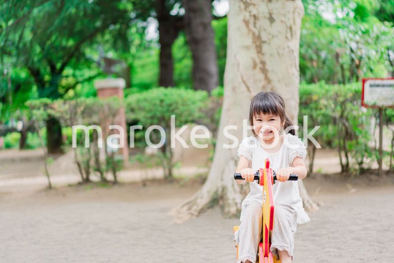 公園で遊ぶ小さな女の子