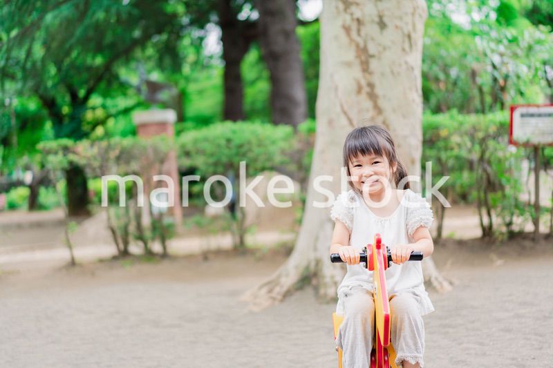 公園で遊ぶ小さな女の子