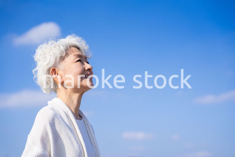 未来を見つめるシニアの女性