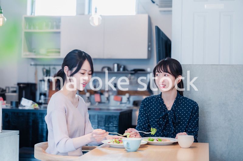 カフェでランチを食べる若い二人の女性