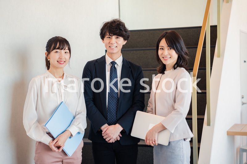 オフィスで働くビジネスパーソン