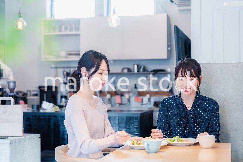 カフェでランチを食べる若い二人の女性