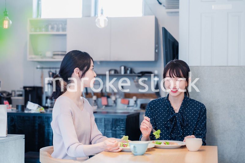 カフェでランチを食べる若い二人の女性