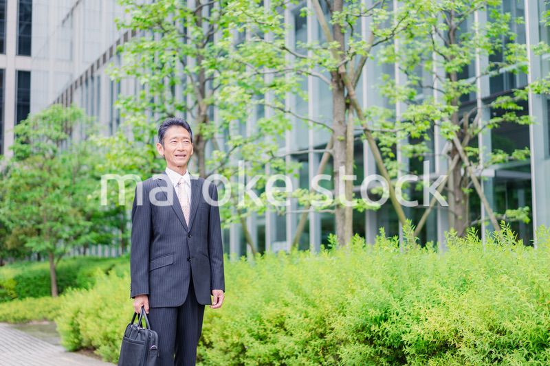 退職後に再就職する男性