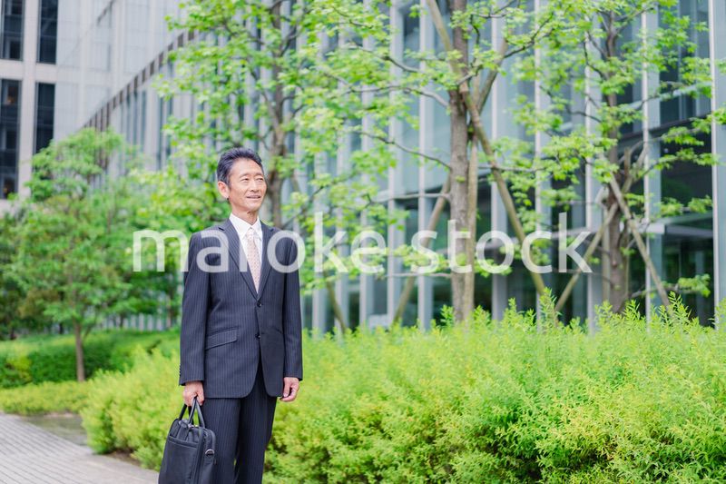 退職後に再就職する男性