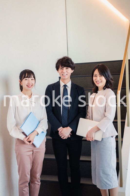 オフィスで働くビジネスパーソン