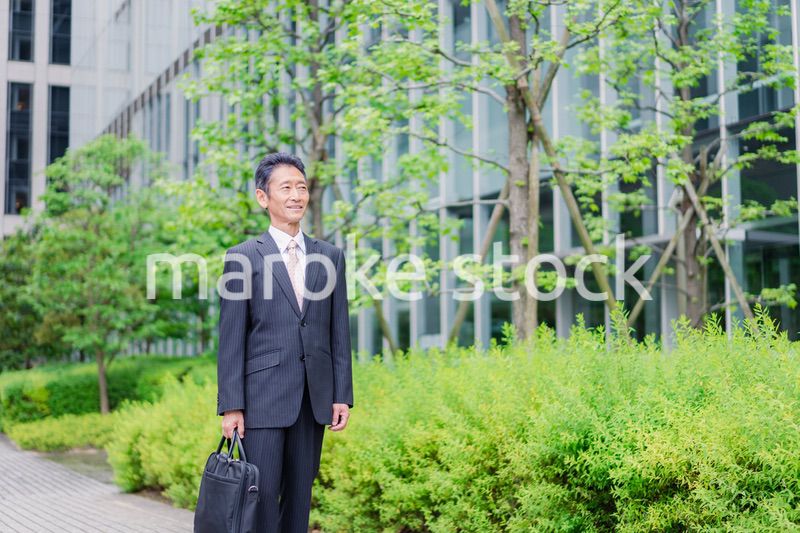 退職後に再就職する男性