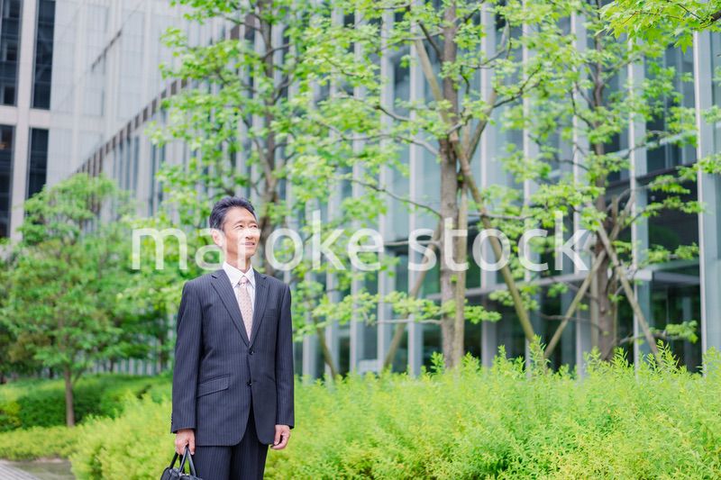 退職後に再就職する男性