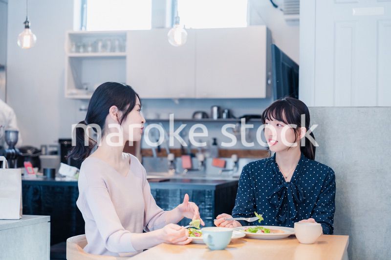 カフェでランチを食べる若い二人の女性