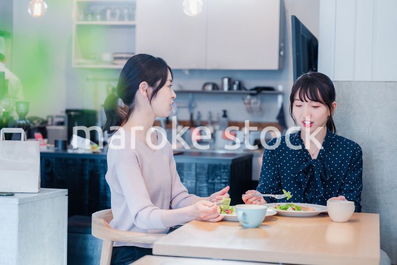 カフェでランチを食べる若い二人の女性