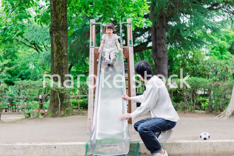 パパと公園で遊ぶ女の子