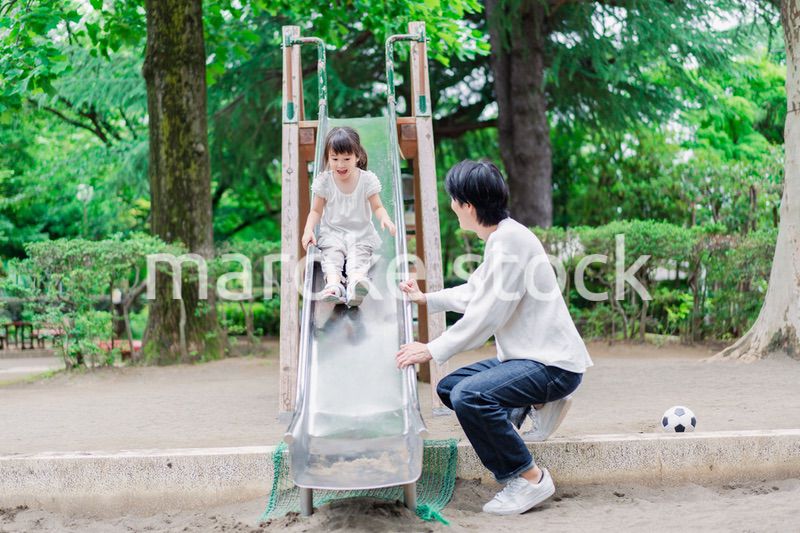 パパと公園で遊ぶ女の子