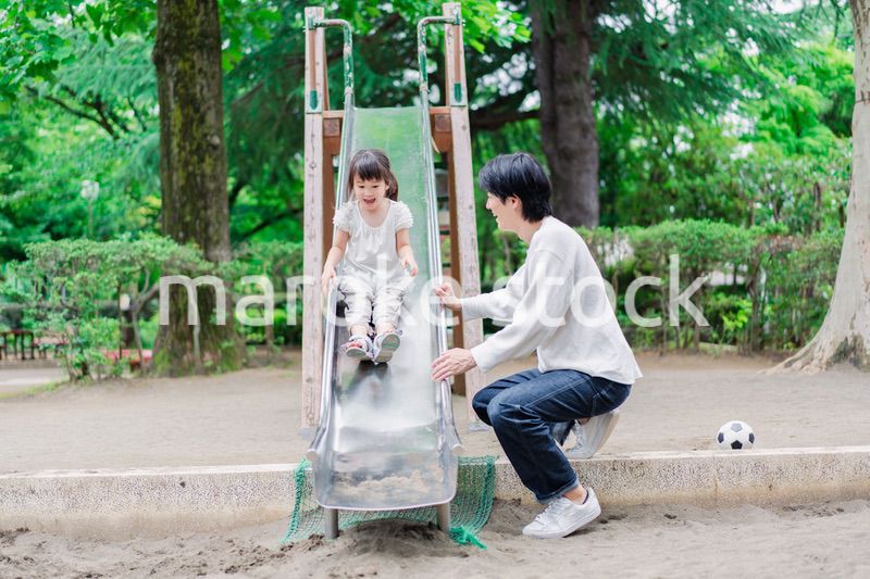 パパと公園で遊ぶ女の子