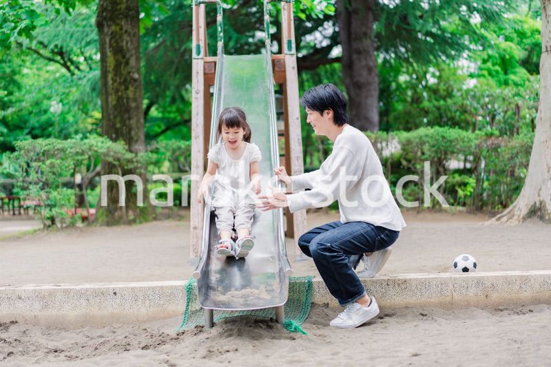 パパと公園で遊ぶ女の子