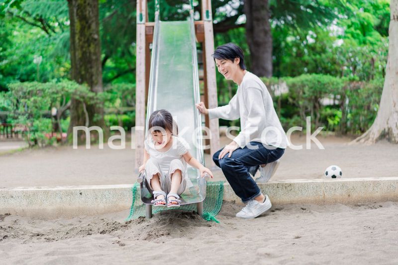パパと公園で遊ぶ女の子