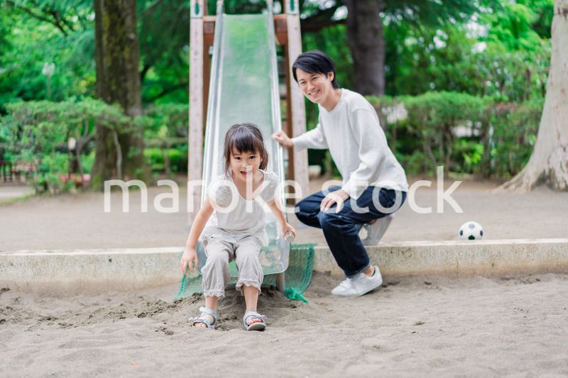 パパと公園で遊ぶ女の子
