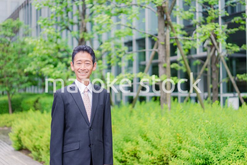 退職後に再就職する男性