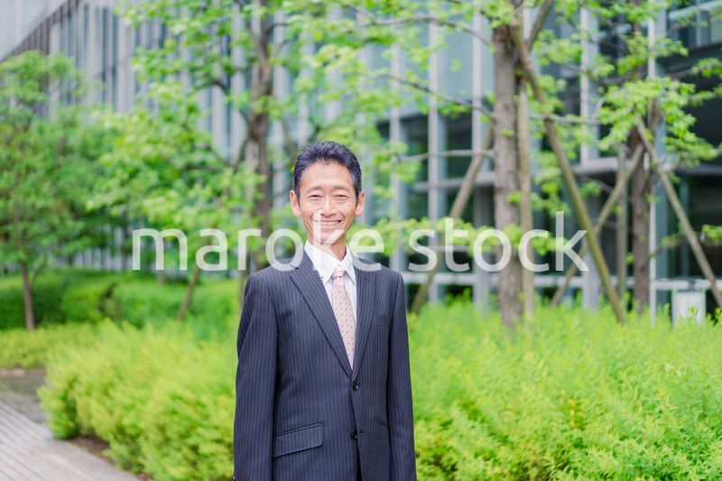 退職後に再就職する男性