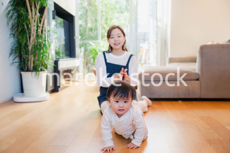 赤ちゃんの面倒を見るベビーシッター