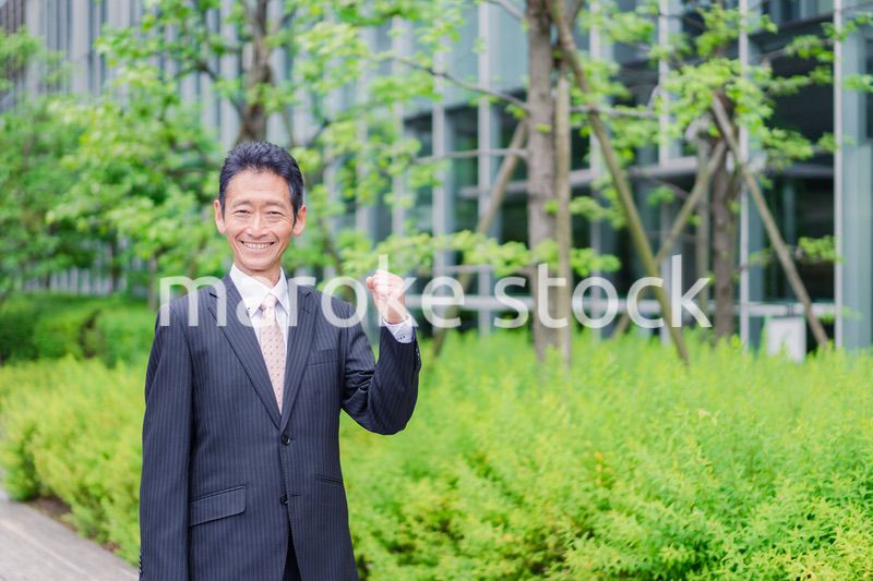 ガッツポーズをする高齢のビジネスマン