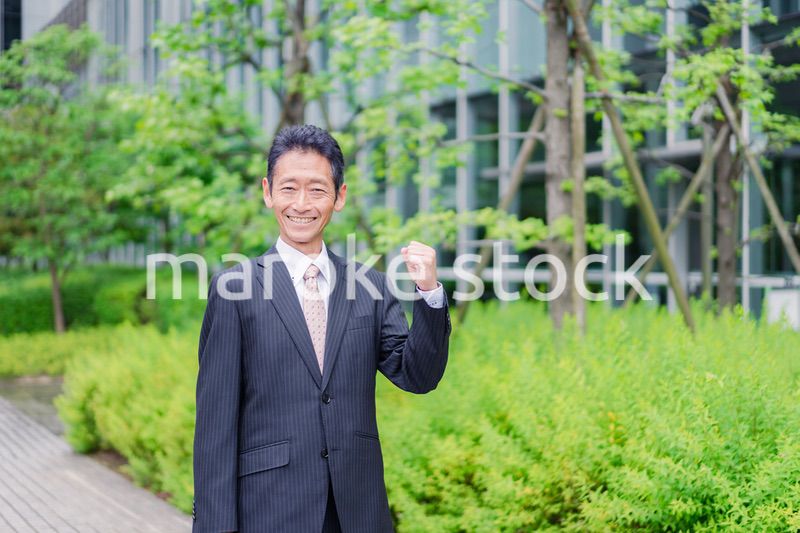 ガッツポーズをする高齢のビジネスマン
