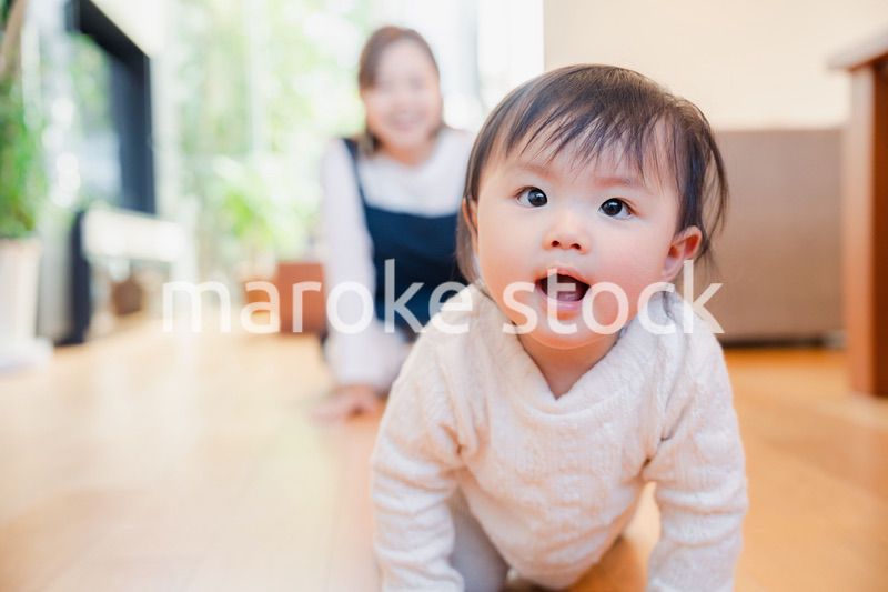 赤ちゃんの面倒を見るベビーシッター