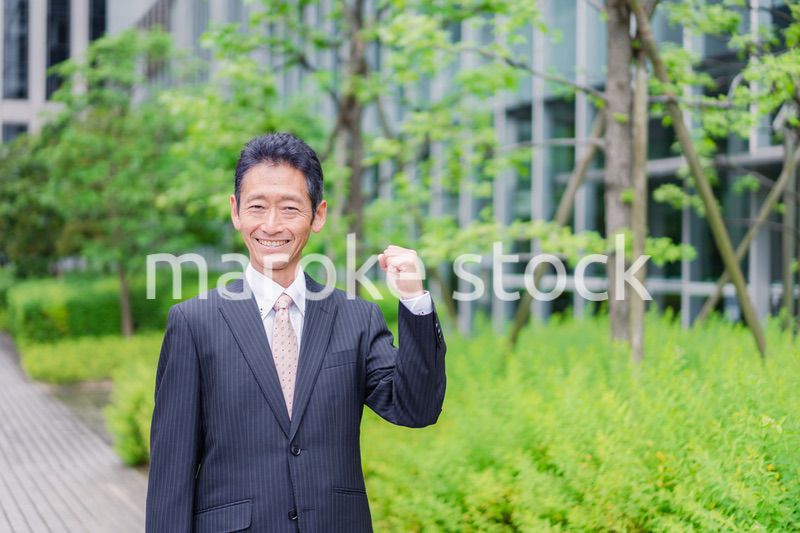 ガッツポーズをする高齢のビジネスマン