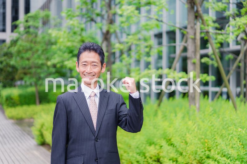 ガッツポーズをする高齢のビジネスマン