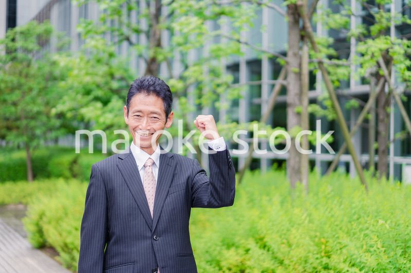 ガッツポーズをする高齢のビジネスマン