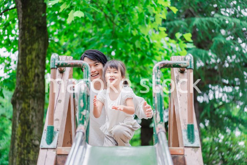 パパと公園で遊ぶ女の子