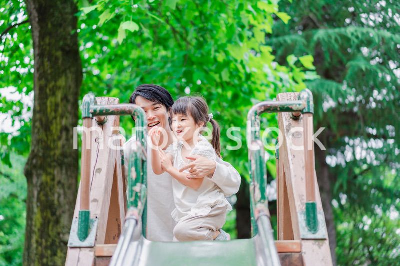 パパと公園で遊ぶ女の子