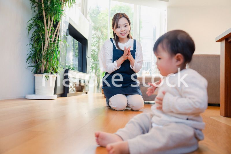 赤ちゃんの面倒を見るベビーシッター