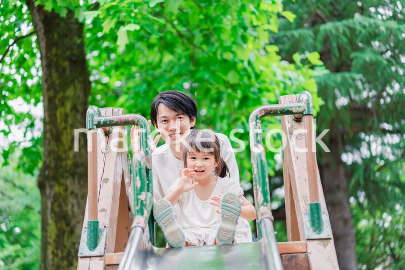 パパと公園で遊ぶ女の子