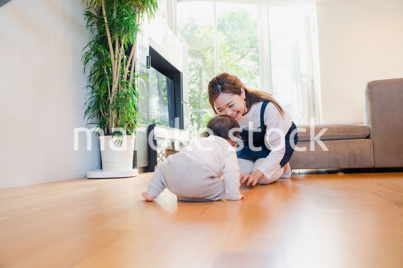 赤ちゃんの面倒を見るベビーシッター