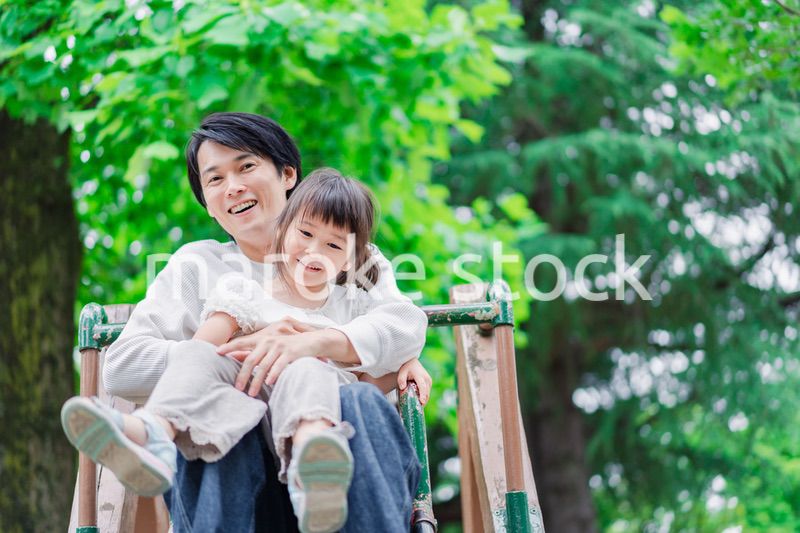 パパと公園で遊ぶ女の子