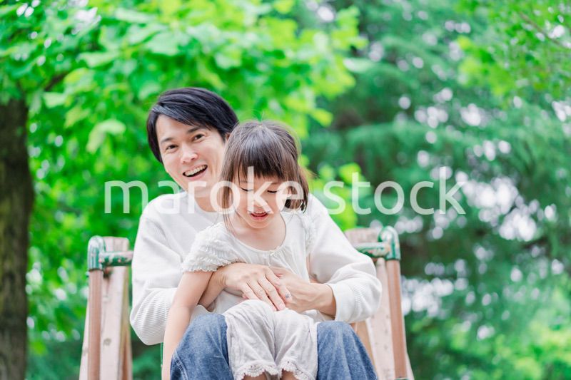 パパと公園で遊ぶ女の子