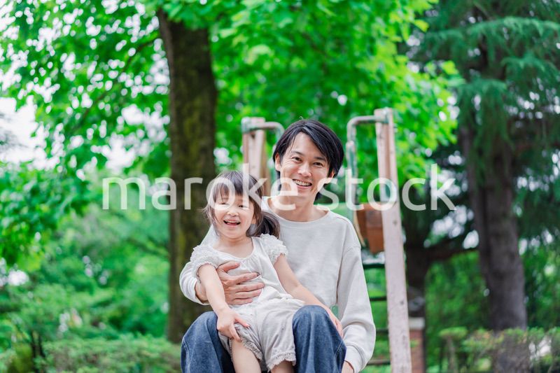 パパと公園で遊ぶ女の子