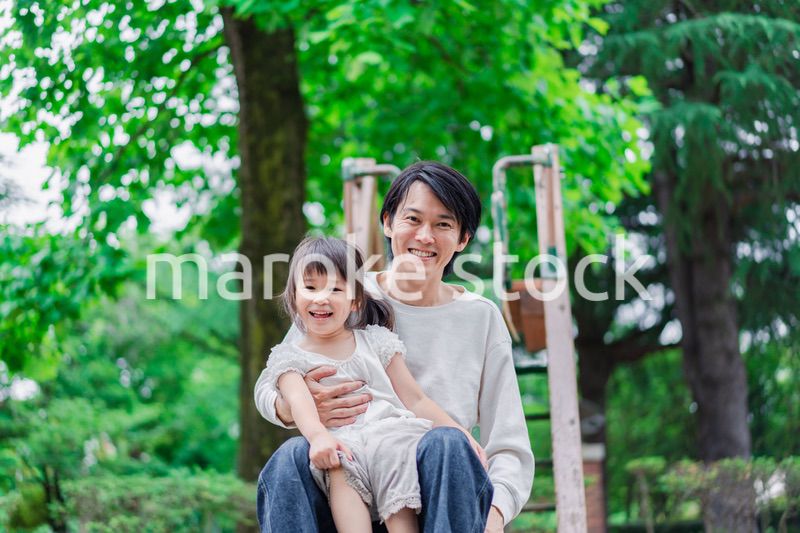 パパと公園で遊ぶ女の子