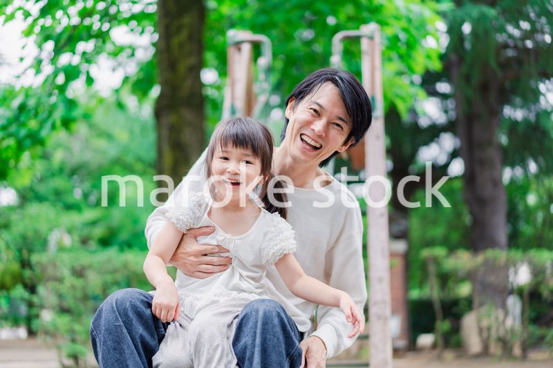 パパと公園で遊ぶ女の子