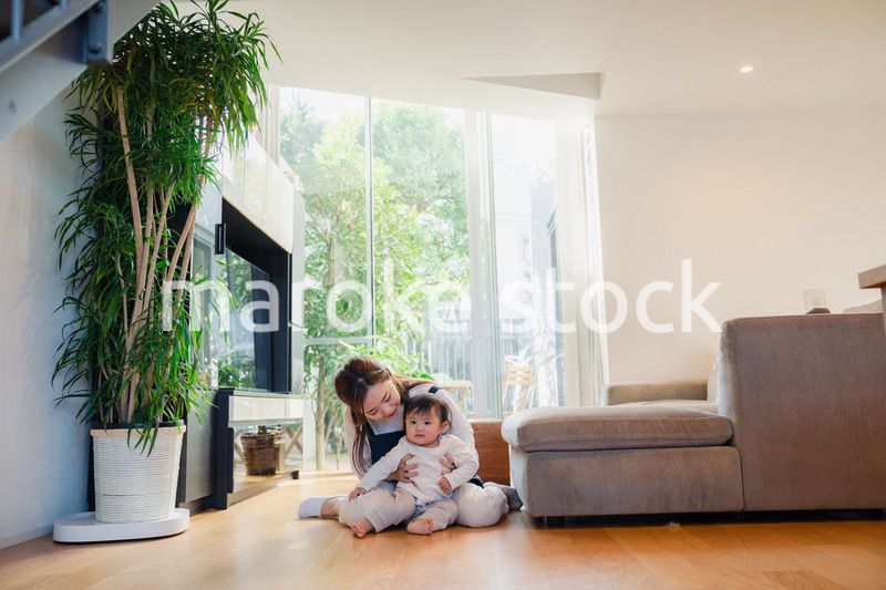 赤ちゃんの面倒を見るベビーシッター