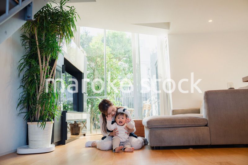 赤ちゃんの面倒を見るベビーシッター