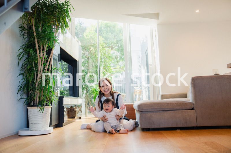 赤ちゃんの面倒を見るベビーシッター