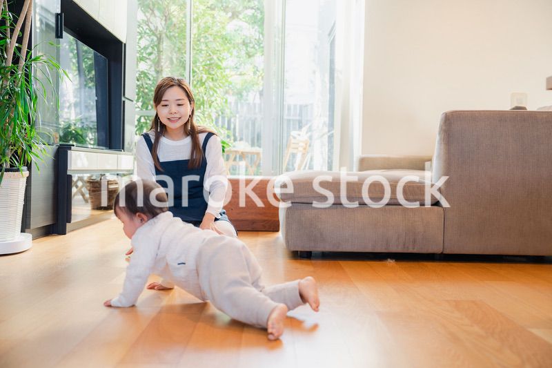 赤ちゃんの面倒を見るベビーシッター