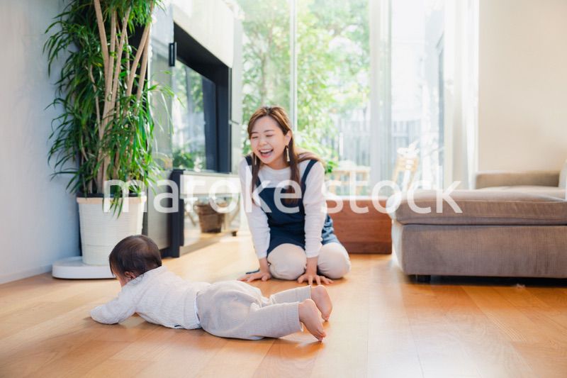 赤ちゃんの面倒を見るベビーシッター